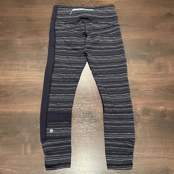 Lululemon Run The World 7/8 Tight | Leggings- Size 6 - Picture 6 of 14